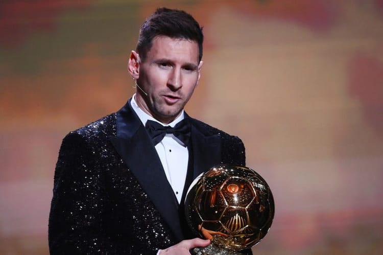 Lionel Messi tenant le Ballon d'Or lors d'une cérémonie.