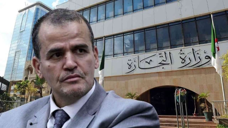 Sommet arabe : Kamel Rezig souligne la volonté de l'Algérie… Homme en costume devant le bâtiment du ministère de la Santé.