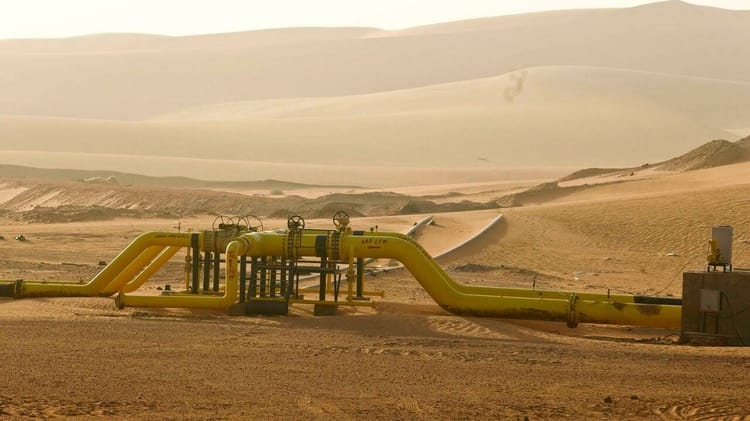 Nigeria-Maroc: le projet gazoduc connaît une phase évolutive et encourageante Pipeline de gaz traversant un désert aride avec dunes en arrière-plan.