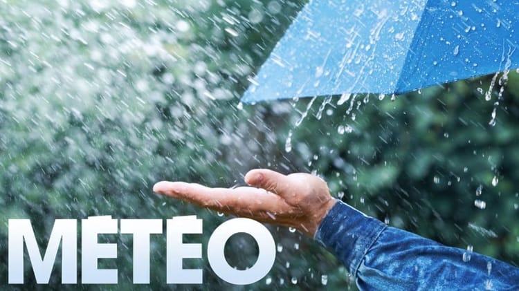 Météo: Voici les Prévisions météorologiques de ce mercredi 13 avril 2022 au Maroc Main tenant un parapluie sous la pluie, météo humide.