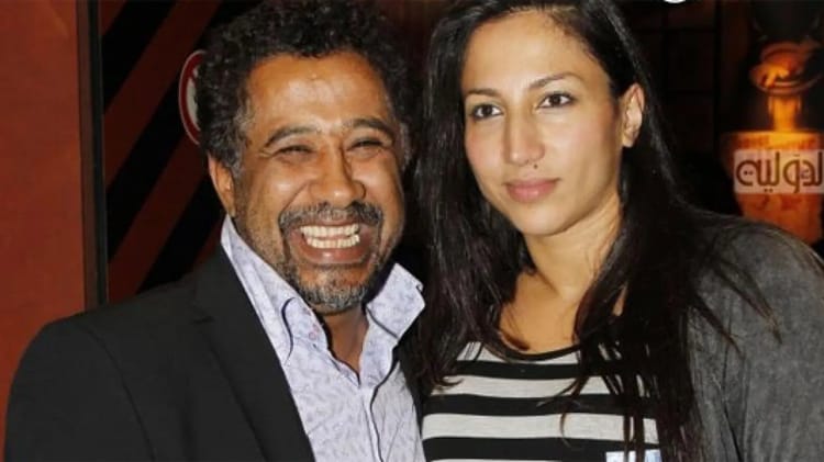 Cheb Khaled surprend les Marocains : Ma femme est une Algérienne heureuse Cheb Khaled avec sa femme marocaine lors d'un événement.