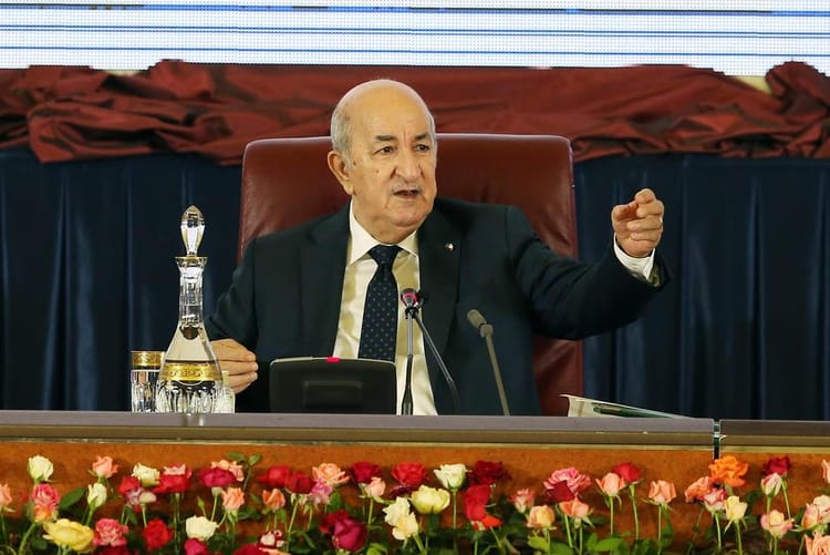 Tebboune reçoit les lettres de créance de nouveaux ambassadeurs Politicien âgé parlant lors d'une conférence officielle.