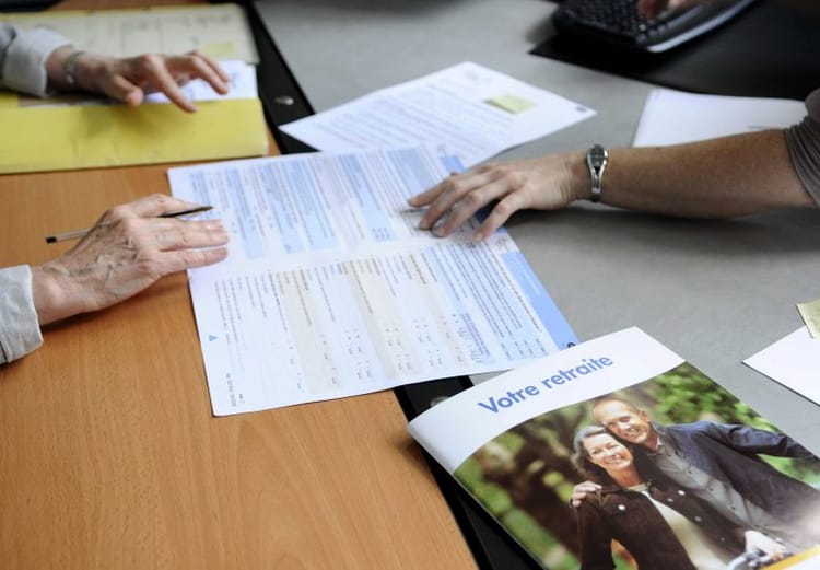 Retraités : Ouverture d'agences en vue dans le sud Deux personnes discutent de documents de retraite sur une table de bureau.