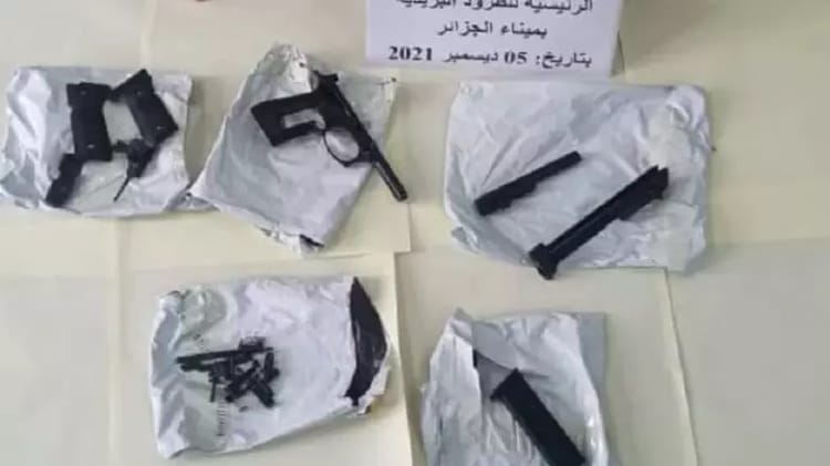 Douane : Deux pistolets et des munitions saisis au port d'Alger Armes à feu, pistolets et munitions exposés sur des papiers.