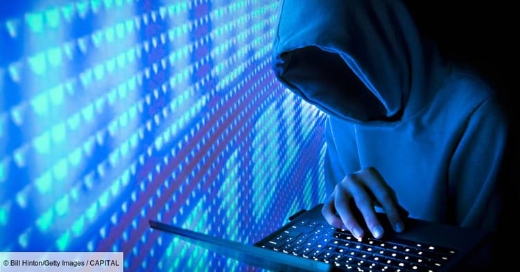 L’Algérie mène une guerre numérique contre le Maroc Hacker en hoodie utilisant un ordinateur portable dans un environnement numérique.