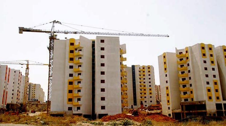 Grues de construction et immeubles en développement au Maghreb.