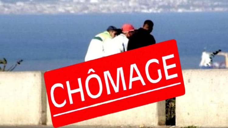 4 millions de chômeurs en Algérie Groupe de personnes discutant près de la mer avec panneau chômage.