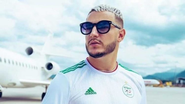 DJ Snake en guest star à la cérémonie de clôture des Jeux méditerranéens Homme à lunettes de soleil et t-shirt blanc à l'aéroport.