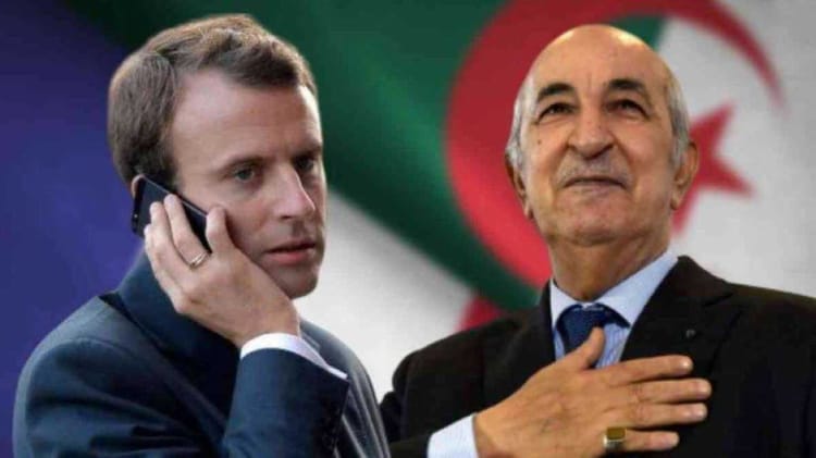 Deux hommes en costume lors d'une rencontre officielle en Tunisie.