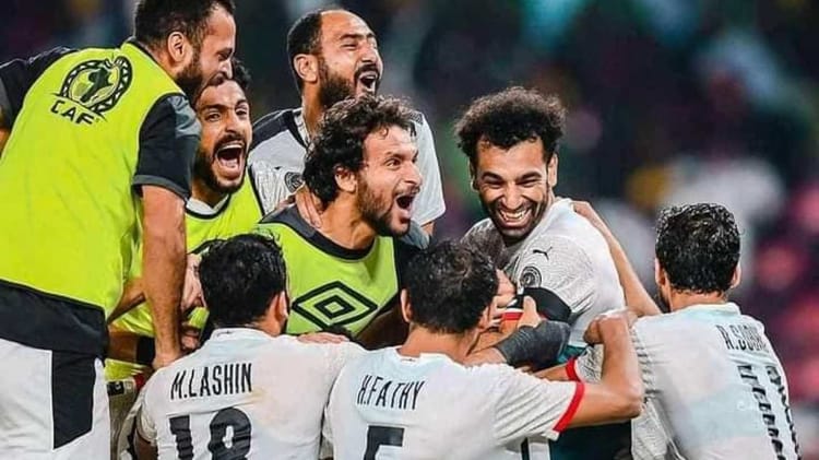 Les joueurs de l'équipe d'Égypte célèbrent leur victoire en Coupe d'Afrique des Nations 2022.