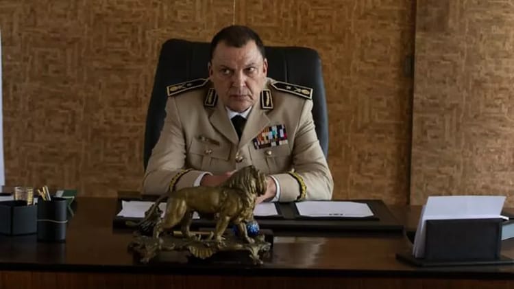 Exclusif. Alger Confidentiel : Thriller politique et récit d'espionnage dans l'Algérie d'aujourd'hui par ARTE Homme en uniforme militaire assis à un bureau avec décor en bois.