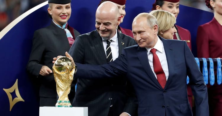 Voici la réponse de la Russie face à la décision de l'UEFA... Vladimir Poutine touche la Coupe du Monde 2018 lors d'une cérémonie officielle.