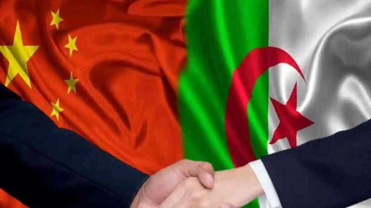 Main de deux représentants serrant la main devant les drapeaux de la Chine et de l'Algérie.
