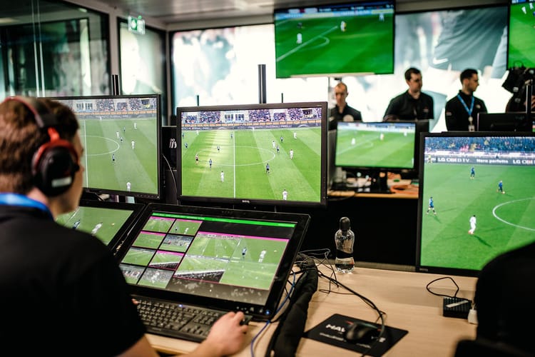 VAR : une première historique dans les tournois de quartier en Algérie Studio de diffusion avec plusieurs écrans montrant un match de football.