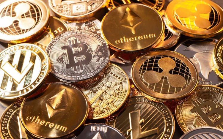 Pourquoi Investir dans le Bitcoin en 2023 ? Les 10 Raisons Clés Collection de différentes crypto-monnaies, y compris Bitcoin, Ethereum et Litecoin.