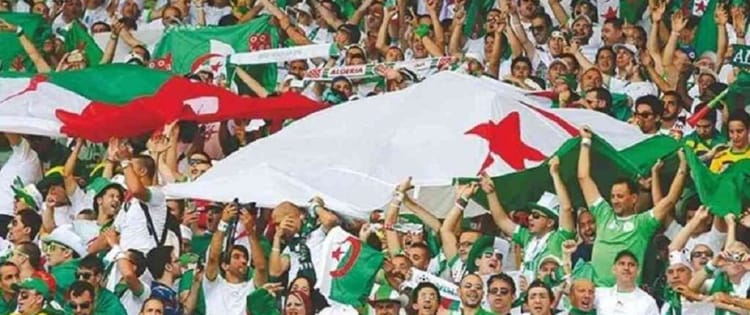 L'Algérie décide d’envahir le stade Camerounais Supporters algériens avec drapeau lors d'un événement sportif.