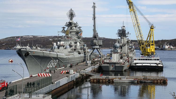 Le Soudan dans le viseur de la Russie Deux navires militaires modernes au port avec grue de construction.