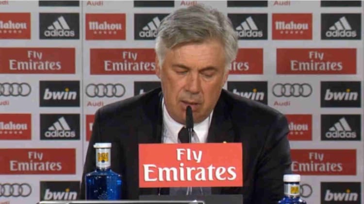 Réaction de Ancelotti après la grosse défaite du Real Madrid face au Fc Barcelone( 4-0) Zinedine Zidane lors d'une conférence de presse avec logo Fly Emirates.