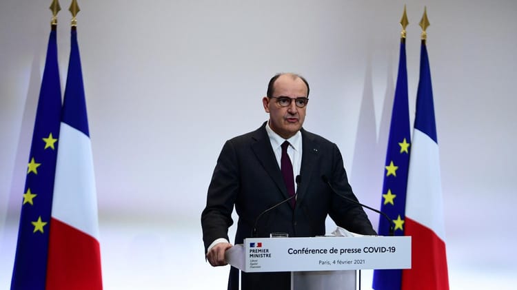 Homme en costume lors d'une conférence de presse COVID-19 en France.