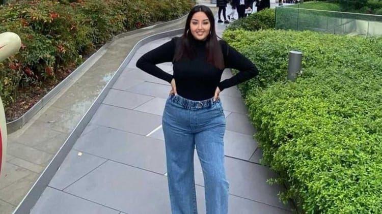 Après l'attentat en Turquie, l'algérienne Yasmine Belkacem rassure ses fans Yasmine Belkacem souriante en extérieur avec un look casual.