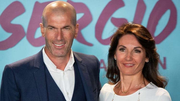 Zidane et sa femme souriants lors d'une rencontre publique.