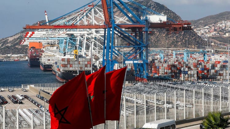 Port de Tanger avec conteneurs, grues et navires en mer.