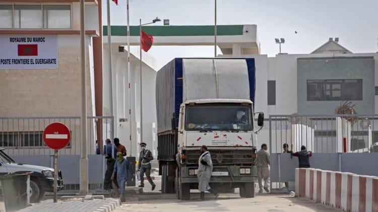 Maroc : 340M débloqués pour les transporteurs Camion à la frontière marocaine avec des personnes autour.