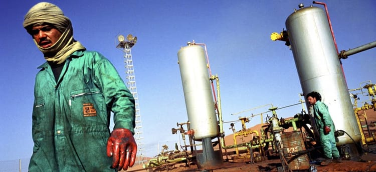 L'Algérie peut devenir la “pile électrique” de l'Europe Ouvrier dans une usine pétrolière en Algérie avec équipements industriels.