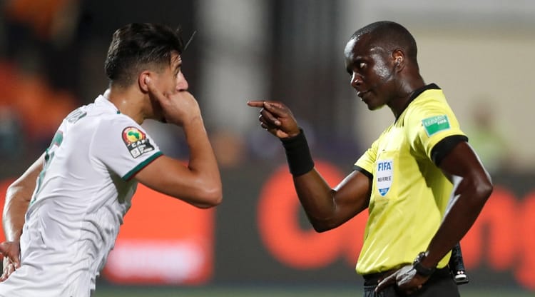 Algérie-Cameroun : La folle accusation... Arbitre FIFA confrontant un joueur lors d'un match de football.