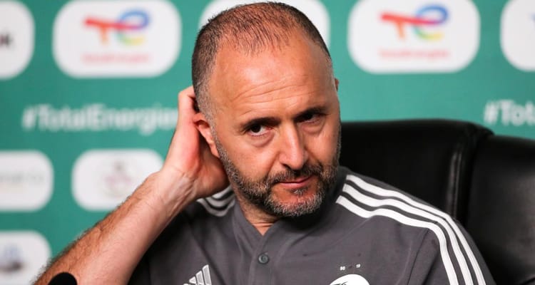 Algérie : Djamel Belmadi a pensé à abandonner son poste de sélectionneur Djamel Belmadi lors d'une conférence, regard concentré.