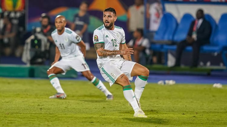 Algérie : un cadre de Belmadi fustige Delort Joueur algérien en pleine action lors d'un match international.