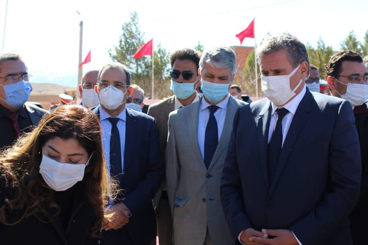 Groupe de responsables marocains lors d'une visite officielle en plein air.