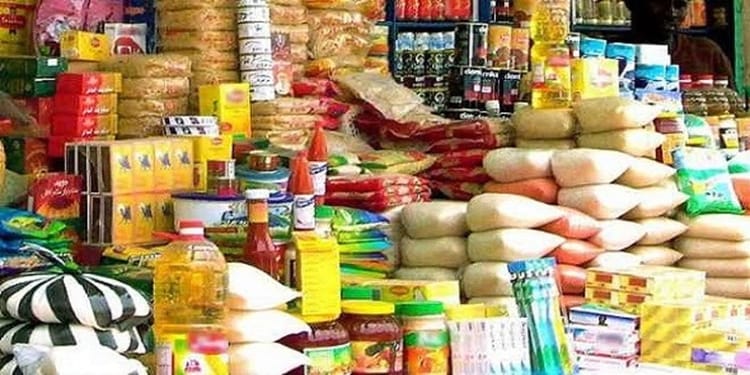 Produits alimentaires et de consommation sur un marché au Maroc.
