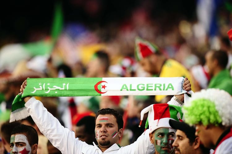 Barrages Mondial 2022 : Rebondissement dans l'affaire ALG - CM Supporter algérien avec drapeau et écharpe lors du match.