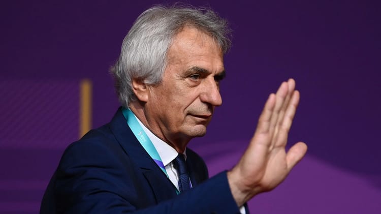 Vahid Halilhodzic en gesture lors d'une conférence de presse.