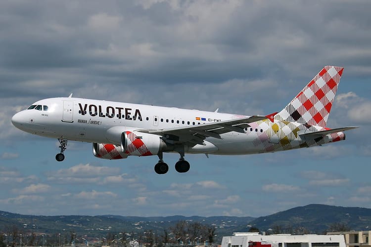 Avion Volotea avec décoration en motif de damier rouge et blanc.