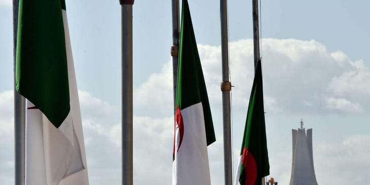 Drapeaux du Maghreb flottant lors d'une cérémonie officielle.
