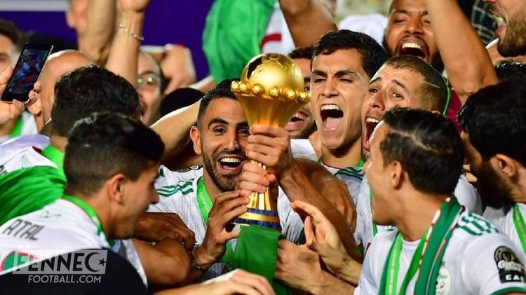 L'équipe algérienne célèbre sa victoire avec la coupe du monde.