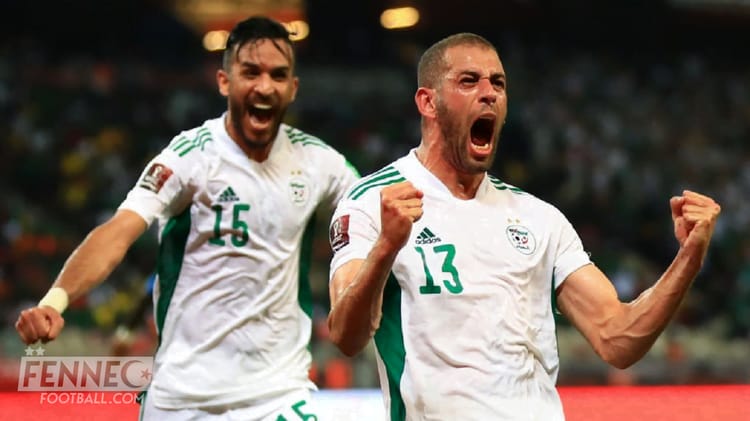 A propos du match Algérie – Cameroun : Officiel la FIFA n’a pas encore définitivement statué Deux joueurs algériens célèbres célèbrent une victoire sur le terrain.
