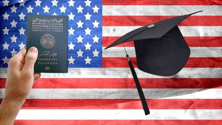 Bourse d'étude 2022/2023 aux Etats-Unis: voici les conditions pour postuler Étudiant avec diplôme, chapeau de graduation et passeport américain.