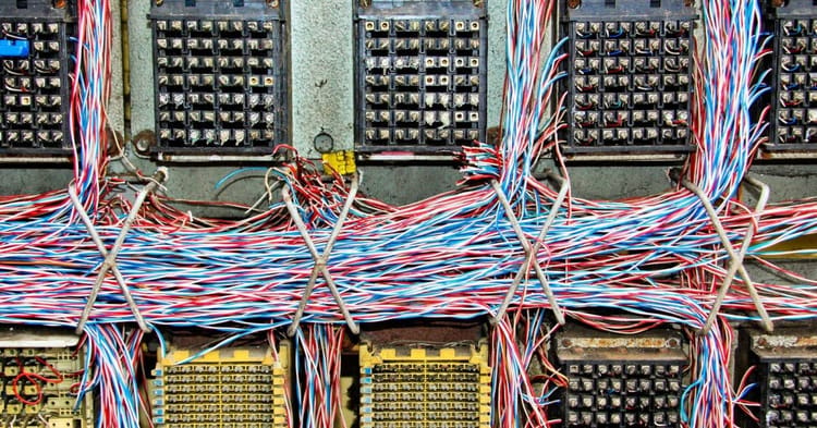 Digitech-2022 : vers l'édification de l'Algérie digitale par l'Etat Câblage complexe de serveurs avec câbles colorés dans un centre de données.
