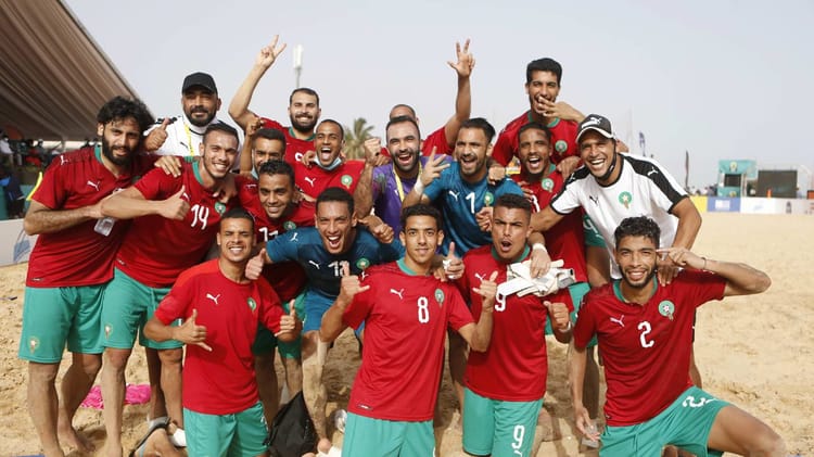 Voici les ambitions du coach Oumar Sylla pour l'équipe de Beach soccer du Maroc L'équipe marocaine de beach soccer célébrant leur victoire.