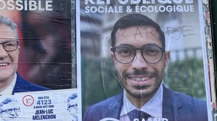 "Sale Arabe, rentre chez toi" Une expression raciste à l'encontre de ce candidat en France Portrait d'un candidat politique avec lunettes et costume bleu.