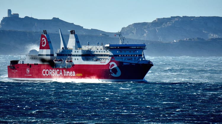 Ferry Corsica Linea naviguant entre Marseille et Alger.