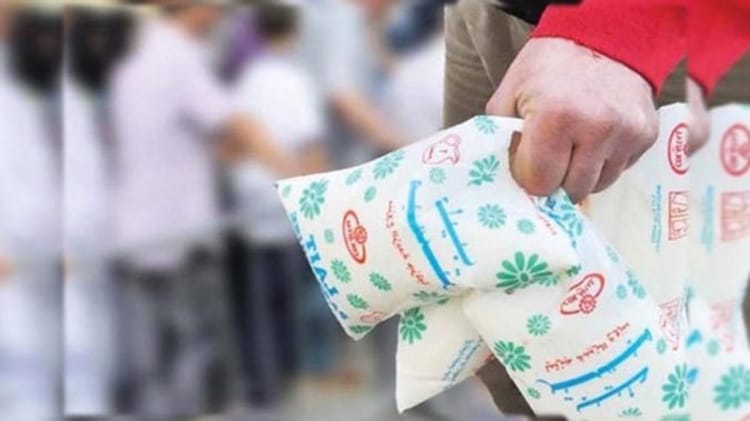Vente de lait en sachet dans un marché algérien.