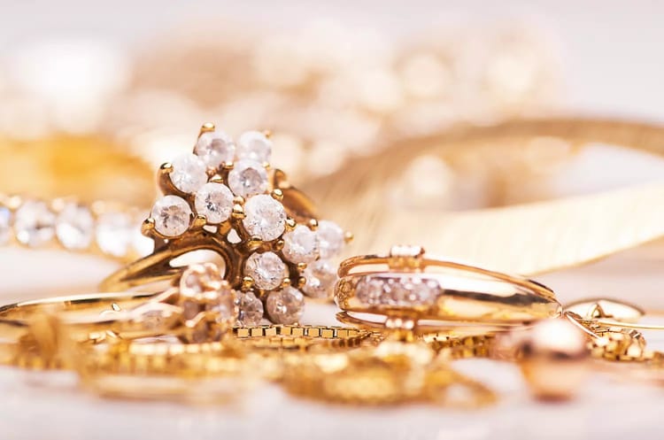Collection de bijoux en or avec diamants brillants.