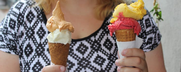 Deux glaces à la vanille et aux fruits dans un cornet.