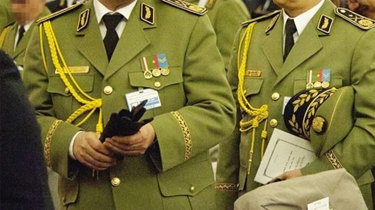 MDN : changement a la tête de la DGDSE Officiers en uniforme militaire avec décorations et insignes.