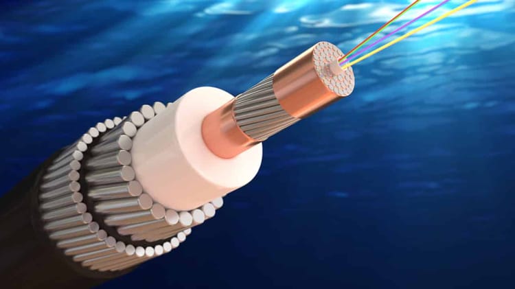 Câble sous-marin de communication avec fibres optiques.