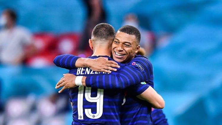 Kylian Mbappé et Karim Benzema s'embrassent après un match.